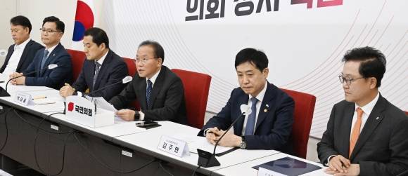 윤재옥 국민의힘 원내대표가 21일 오전 서울 여의도 국회에서 열린 산업은행 부산이전 당정 간담회에서 인사말을 하고 있다. 안주영 전문기자