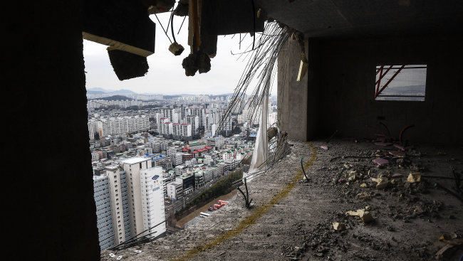 지난해 1월 22일 광주 서구 화정동 HDC현대산업개발 아이파크 붕괴 사고 현장이 잔해로 뒤덮여 있다. [뉴스1]