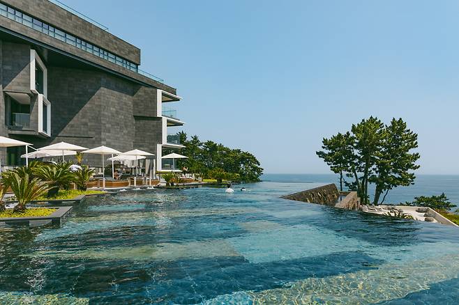 서귀포 바다와 맞닿은 야외 수영장