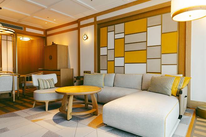 프리미엄 스위트 객실. 유채꽃의 노란색을 적극 활용했다