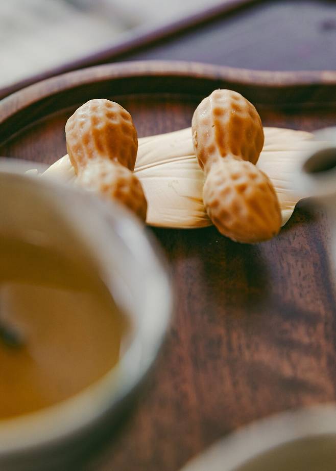 체크인 때 웰컴 스낵으로 내주는 우도 땅콩 초콜릿과 차