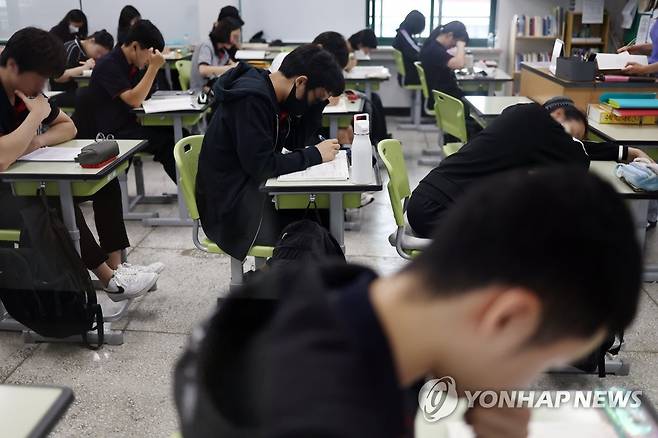 수능, 150여일 앞두고 (서울=연합뉴스) 윤동진 기자 = 20일 서울의 한 고등학교 3학년 교실에서 학생들이 공부를 하고 있다.
    당정은 지난 19일 대학수학능력시험(수능)에 이른바 '킬러문항'(초고난도 문항)을 배제하겠다고 발표했다. 2023.6.20 mon@yna.co.kr