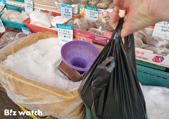 재래시장에서 팔고 있는 천일염 / 사진=한전진 기자 noretreat@