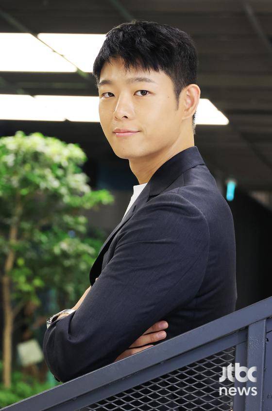 배우 김도건이 14일 오후 서울 마포구 상암동 JTBC에서 진행된 인터뷰에 앞서 포즈를 취하고 있다. 김현우 엔터뉴스팀 기자 kim.hyunwoo3@jtbc.co.kr (콘텐트비즈니스본부)