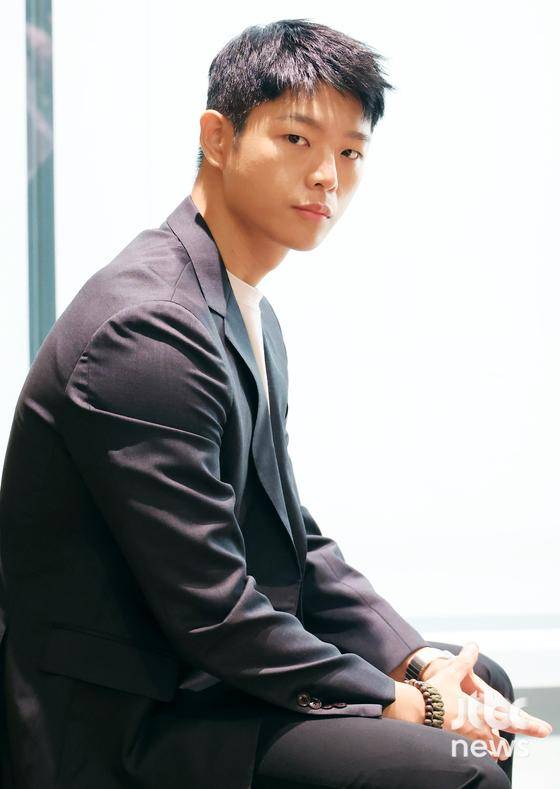 배우 김도건이 14일 오후 서울 마포구 상암동 JTBC에서 진행된 인터뷰에 앞서 포즈를 취하고 있다. 김현우 엔터뉴스팀 기자 kim.hyunwoo3@jtbc.co.kr (콘텐트비즈니스본부)