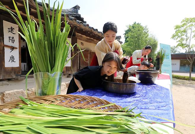 서울 종로구 국립민속박물관 오촌댁에서 아이들이 창포물에 머리 감기 체험을 하고 있다. [사진=뉴스1]