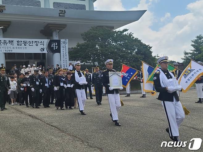 22일 대전 유성구 국립대전현충원에서 거행된 6·25전쟁 전사자 발굴 유해 합동안장식에서 장병들이 영령 봉송을 하고 있다./뉴스1 ⓒNews1 김종서 기자