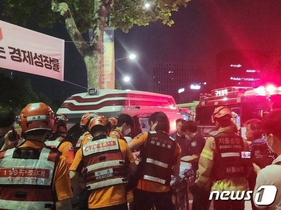 경찰이 지난 9일 오후 대법원 앞에서 열린 비정규직이제그만공동투쟁 1박2일 농성 집회를 강제 해산하는 과정에서 충돌이 벌어져 최소 3명이 부상했다. 2023.06.09./뉴스1 ⓒ News1 유민주 기자