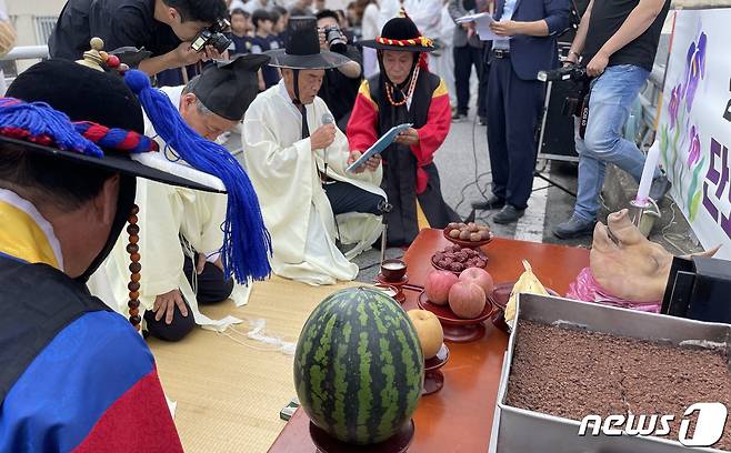 단오절인 22일 경북 김천시 대항면 용복리와 신평리 마을 경계 용평교에서 열린 줄다리기 행사에 앞서 양 마을 노인회장과 이장이 제관과 집사로 참석해 두 마을의 안녕과 화합을 기리는 동제를 지내고 있다.(김천시 제공) 2023.6.22/뉴스1