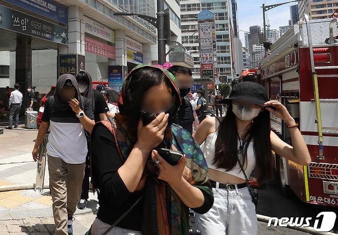 20일 오전 9시33분께 부산 해운대구 한 호텔 지하에서 불이 나 투숙객들이 수건 등으로 코와 입을 막은 채 밖으로 대피하고 있다. 2023.6.20/뉴스1 ⓒ News1 윤일지 기자