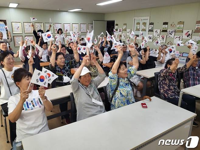 6·25전쟁 을 겪은 충북 충주열린학교 문해학습자들이 6·25전쟁 기념식에서 만세삼창을 하고 있다.(충주열린학교 제공)2023.6.22/뉴스1