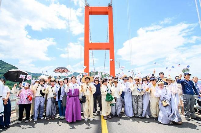 남해대교 개통 50주년 기념식.