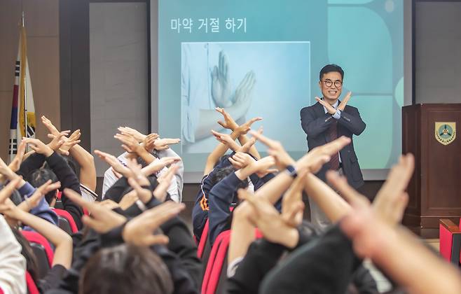 4월 21일 오후 경기 시흥시 서해고등학교에서 대한약사회 의약품안전사용강사인 김이항 약사가 학생들을 대상으로 마약류 예방 교육을 진행하고 있다. /조선DB