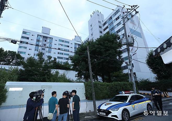 21일 경기 수원시의 한 아파트 냉장고에서 영아 시신 2구가 발견됐다. 사진은 경찰이 이 아파트의 출입을 통제하고 있는 장면. 수원=신원건 기자 laputa@donga.com