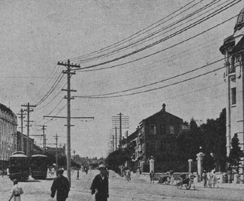 19세기 말 청이 조선에 설치해 운영한 전신선. 청은 조선의 독립 움직임을 봉쇄하려 전신선 회수 요구를 묵살했다. 사진 출처 위키피디아