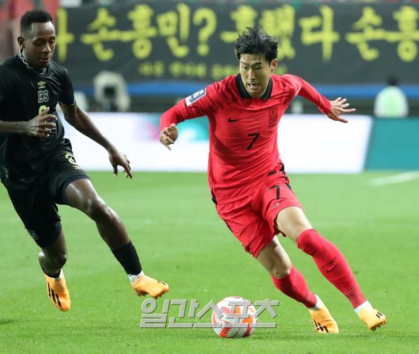 대한민국 축구대표팀과 엘살바도르 대표팀의 A매치 평가전이 20일 오후 대전 유성구 대전월드컵경기장에서 열렸다. 후반 교체출전한 손흥민이 드리블을 하고 있다. 대전=김민규 기자 mgkim1@edaily.co.kr /2023.06.20/