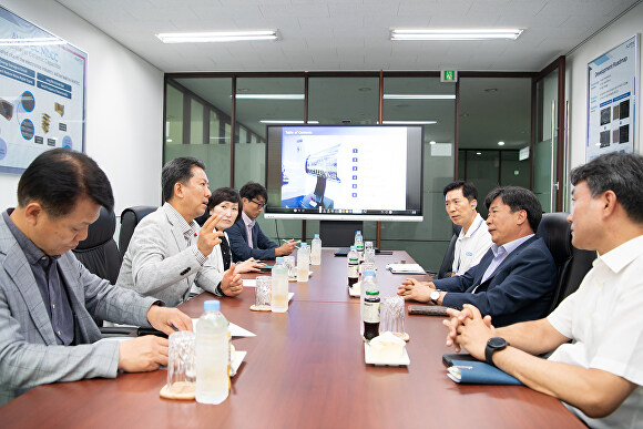 22일 김장호 구미시장(왼쪽 2번째)이 아바텍 관계자들과 소통 간담회를 갖고 있다. [사진=구미시]