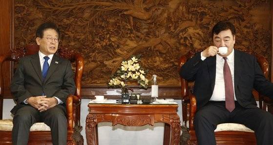 이재명 더불어민주당 대표가 지난 8일 오후 서울 성북구 중국대사관저를 방문해 싱하이밍 주한중국대사와 환담을 나누고 있다. 뉴스1