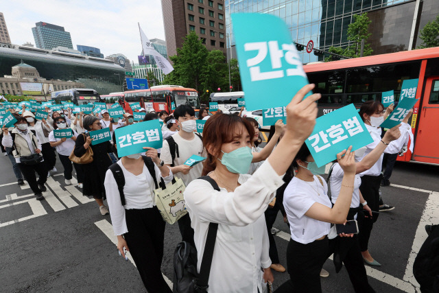 ▲ 대한간호협회 회원들이 지난 5월19일 서울 종로구 세종대로에서 서울역 방향으로 간호법 거부권 행사 규탄 행진을 하고 있다. [연합뉴스 자료사진]