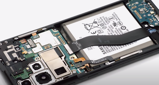 삼성전자 갤럭시S21 분해 모습. 삼성전자 제공.