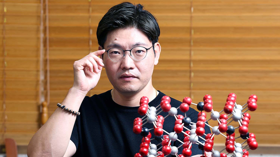 Kang Ki-suk, a materials science and engineering professor at Seoul National University [WOO SANG-JO]