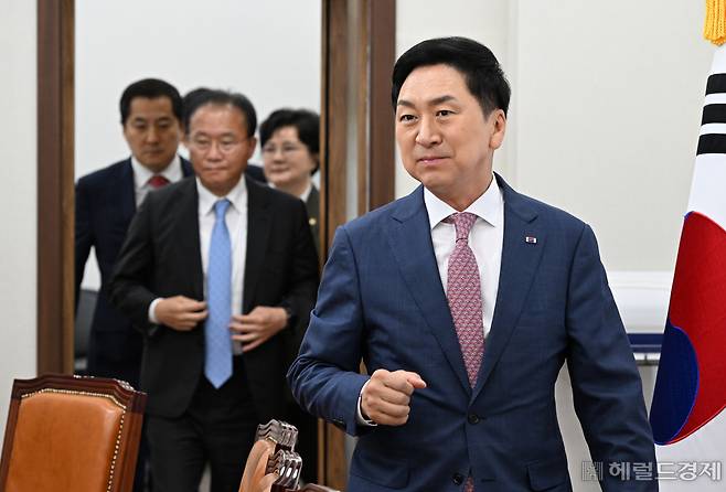 김기현 국민의힘 대표가 22일 서울 영등포구 여의도 국회에서 열린 최고위원회의에 참석하고 있다. 임세준 기자