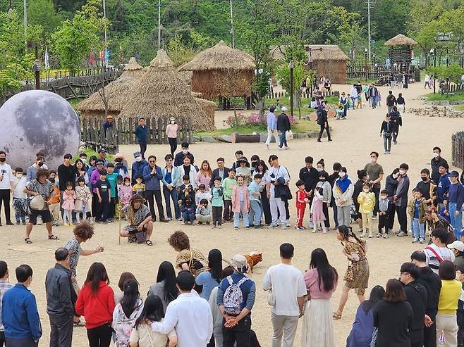 [광주=뉴시스] 구길용 기자 = 화순군은 23일부터 7월29일까지 고인돌 유적지 내 선사체험장에서 ‘한여름 밤의 버스킹’을 개최한다고 22일 밝혔다. (사진=화순군 제공). 2023.06.23. kykoo1@newsis.com *재판매 및 DB 금지