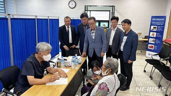 [익산=뉴시스]윤난슬 기자 = 전북농협은 22일 익산 삼기농협 대강당에서 관내 농업인 200여 명을 대상으로 무료 진료 등을 펼치는 '농업인 행복 버스' 사업을 진행했다고 밝혔다.(사진=전북농협 제공)