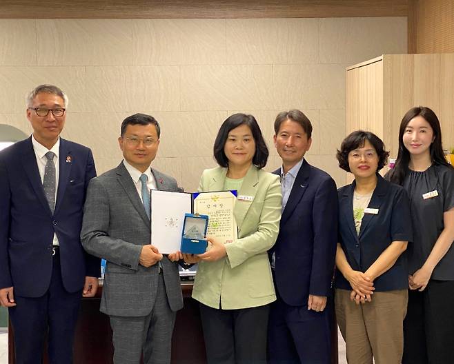 국방부 이근원 유해발굴감식단장은 지난 21일 광양시보건소를 찾아 감사장과 감사패를 시상했다. 광양시 제공