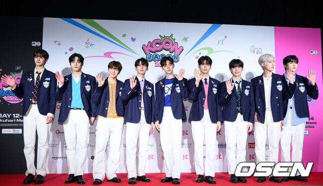[OSEN=도쿄(일본), 최재현 기자] 14일 일본 마쿠하리 멧세(Makuhari Messe)에서 '케이콘 재팬 2023 (KCON JAPAN 2023)' 3일차 포토월 행사가 진행됐다.12~14일 동안 마쿠하리 멧세에서 열리는 '케이콘(KCON) 2023 재팬'은 K-팝 및 글로벌 음악 아티스트 23팀이 참여해 특별 퍼포먼스와 협업 무대로 채워졌다.그룹 제로베이스원이 포토타임을 가지고 있다. 2023.05.14 / hyun309@osen.co.kr