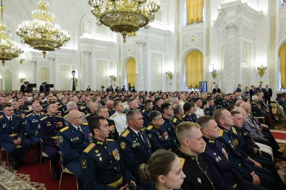 21일(현지시간) 크렘린궁 게오르기예프스키홀에서 사관학교와 국방부, 비상상황부, 연방보안국, 연방경호국, 러시아 경비대, 내무부, 조사위원회, 연방교도소의 대학 및 아카데미 최고 졸업생 행사가 열리고 있다. 2023.6.21 러시아 국방부/TASS 연합뉴스