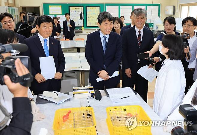 과학수업 참관하는 이주호 사회부총리 (서귀포=연합뉴스) 박지호 기자 = 이주호 사회부총리 겸 교육부장관이 22일 오전 제주 서귀포시 표선고를 방문해 과학 실험 수업을 참관하고 있다.     
    표선고는 제주 유일의 국제 바칼로레아(IB) 디플로마 과정을 운영하는 공립고다. 2023.6.22 jihopark@yna.co.kr