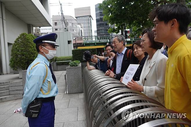 도쿄전력 관계자 면담 요구하는 정의당 원내지도부 (도쿄=연합뉴스) 박성진 특파원 = 정의당 원내지도부가 22일 도쿄전력 본사 앞에서 후쿠시마 제1원전 오염수(일본 정부 명칭 '처리수') 해양 방류 계획 철회를 촉구하는 항의서를 전달하고자 도쿄전력 관계자 면담을 요구하고 있다. 2023.6.22 sungjinpark@yna.co.kr