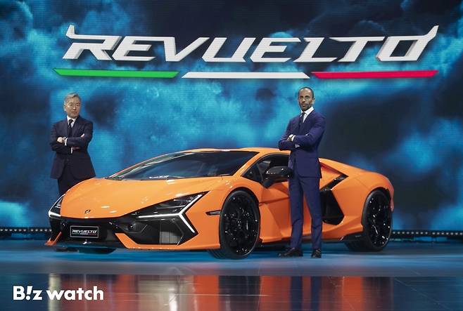 23일 경기 김포시 한국타임즈항공에서 람보르기니 첫 HPEV(High Performance Electrified Vehicle) 플러그인 하이브리드 슈퍼 스포츠카 '레부엘토'가 공개되고 있다./사진=이명근 기자 qwe123@