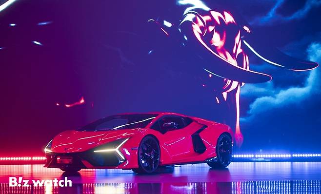 23일 경기 김포시 한국타임즈항공에서 람보르기니 첫 HPEV(High Performance Electrified Vehicle) 플러그인 하이브리드 슈퍼 스포츠카 '레부엘토'가 공개되고 있다./사진=이명근 기자 qwe123@