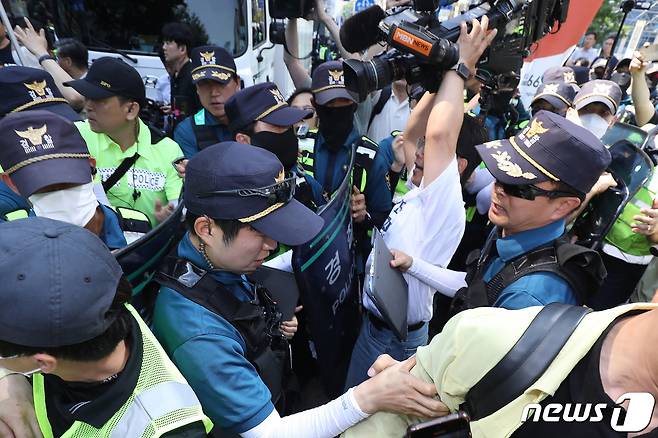 지난 17일 오전 대구 중구 중앙로 대중교통전용지구에서 열리는 제15회 대구퀴어문화축제를 앞두고 행정대집행에 나선 공무원들이 행사 차량의 진입을 막으려 하자 경찰이 해산 과정에서 취재진까지 밀어내고 있다. 2023.6.17/뉴스1 ⓒ News1 공정식 기자