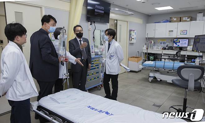 박민수 보건복지부 제2차관이 13일 서울 종로구 서울대병원 응급의료 현장을 찾아 의료진과 대화하고 있다. (보건복지부 제공) 2023.4.13/뉴스1