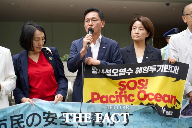 배진교 정의당 원내대표는 출국 전 김포공항에서 "정부가 나서지 않는다면 국민의 힘으로 오염수 방류를 저지할 수밖에 없다고 판단했다"고 말했다. 사진상 가운데가 배 원내대표. /정의당 제공
