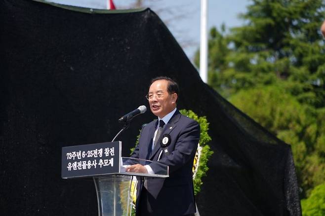 하윤수 부산시교육감이 추도사를 낭독하고 있다.