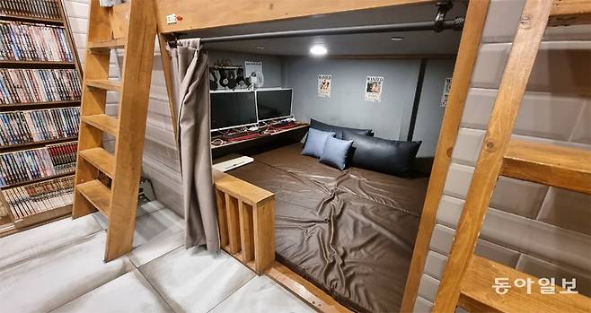 서울 강남구의 한 만화카페에 침구류가 설치된 공간이 마련돼 있다. 청소년 출입 가능 업소의 경우 커튼으로 밀폐할 수 있는 공간에 침구류를 설치하는 건 불법이다. 소설희 기자 facthee@donga.com