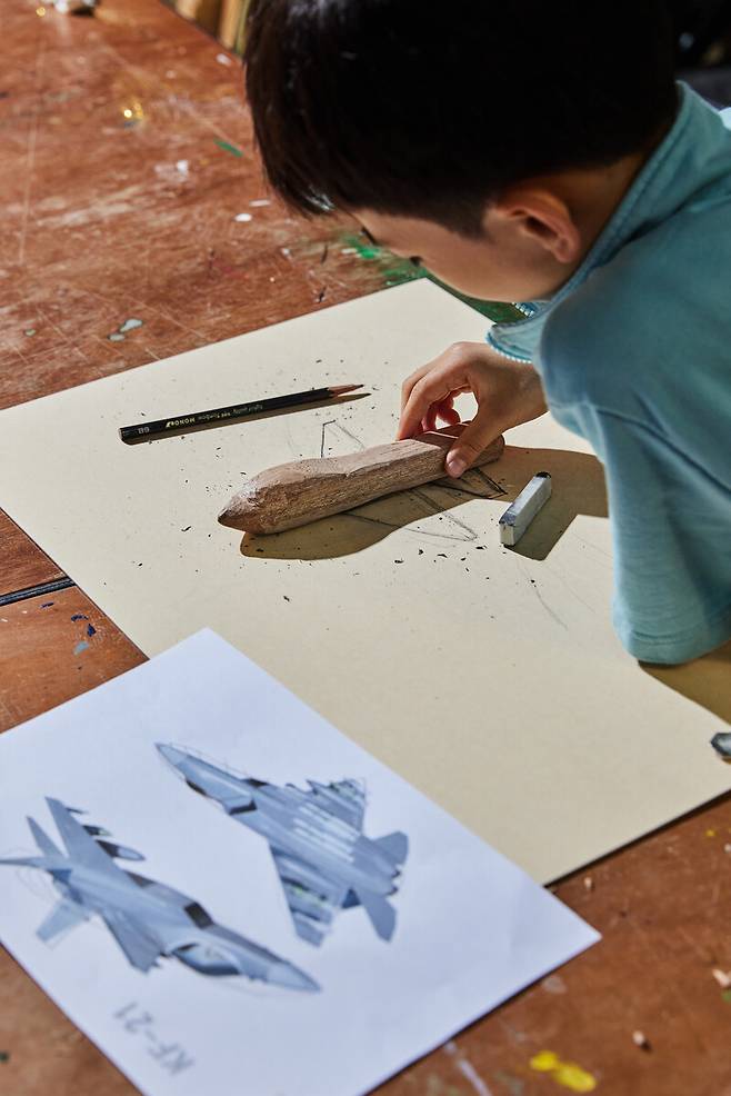 지난 10일 경기 판교에 있는 청소년 대상 메이커 스페이스 ‘퓨처랩’에서 한 어린이가 나무로 비행기를 만들고 있다. 윤동길 스튜디오 어댑터 실장