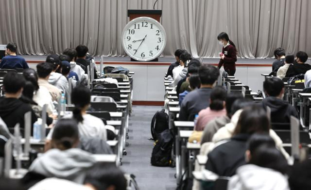 지난해 11월 2023학년도 수시 자연계 논술시험이 열리는 서울 종로구 성균관대학교에서 수험생들이 시험 시작을 기다리고 있다. 연합뉴스