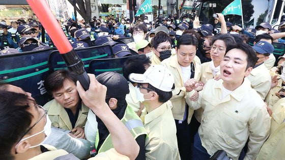 지난 17일 대구 중구 중앙로에서 열리는 제15회 대구퀴어문화축제를 앞두고 행정대집행에 나선 공무원들이 행사 차량의 진입을 막으려 하자 해산 과정에서 경찰이 공무원과 충돌해 뒤엉켜 있다. 뉴스1