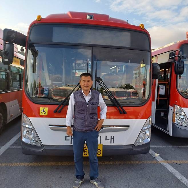 ▲ 자신이 운전하는 ‘순환01’번 시내버스 앞에서 포즈를 취한 정윤회씨. 사진 : 정윤회씨 제공
