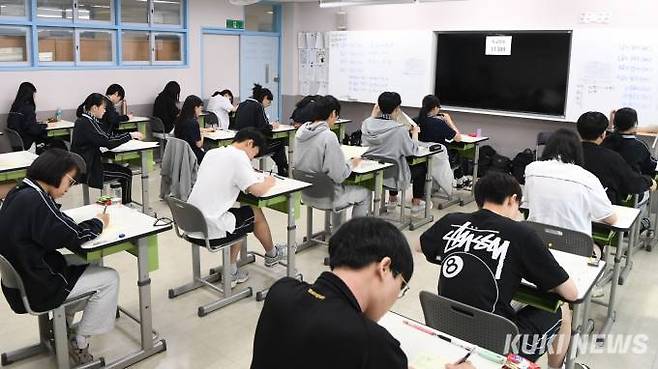2024학년도 대학수학능력시험 6월 모의평가가 치러진 지난 1일 서울 방산고등학교에서 3학년 학생들이 시험을 보고 있는 모습. 기사내용과 무관한 사진. 사진공동취재단