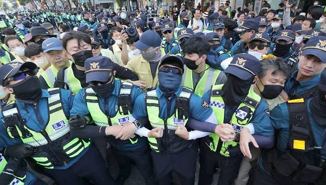 지난 17일 오전 대구 중구 대중교통전용지구에서 열린 대구퀴어문화축제 행정대집행 현장에서 공무원과 경찰이 충돌하고 있다. (출처=연합뉴스) 