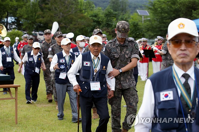 6·25전쟁 73주년을 사흘 앞둔 지난 22일 광주광역시 육군 제31보병사단에서 열린 호국보훈행사에서 장병들이 6·25 참전용사를 안내하고 있다. [자료=연합뉴스]