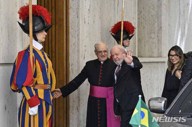 [바티칸시티=AP/뉴시스] 브라질의 루이스 이나시우 룰라 다 시우바 대통령과 부인 로잔젤라가 6월 21일 프란치스코 교황과의 회담을 위해 바티칸궁에 도착해 안내를 받고 있다. 2023.06.23