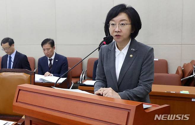 [서울=뉴시스] 추상철 기자 = 오유경 식약처장이 지난 22일 오전 서울 여의도 국회에서 열린 보건복지위원회 전체회의에 출석해 업무보고를 하고 있다. 2023.06.23. scchoo@newsis.com