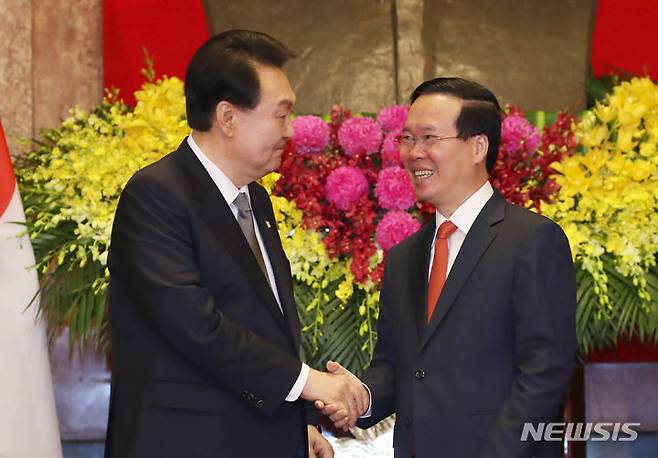 [하노이=뉴시스] 전신 기자 = 베트남을 국빈 방문한 윤석열 대통령이 23일(현지시간) 하노이 베트남 주석궁에서 보 반 트엉 베트남 국가주석과 공동언론발표를 마친 뒤 악수하고 있다. 2023.06.23. photo1006@newsis.com